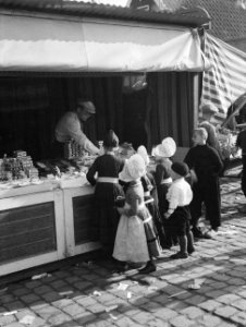 Kinderen in klederdracht bij marktkraam in Volendam, Bestanddeelnr 190-1078