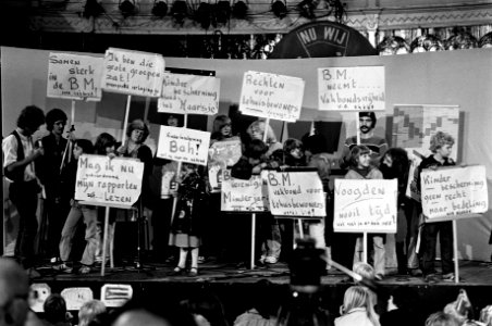 Kinderen met protestborden wordt gevraagd naar hun ervaringen in kindertehuizen., Bestanddeelnr 930-4991