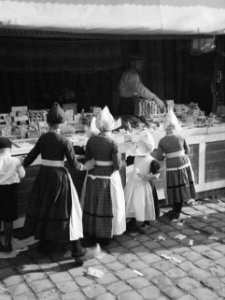 Kinderen in klederdracht bij marktkraam in Volendam, Bestanddeelnr 190-1079