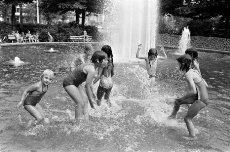 Kinderen, fonteinen, zomer, Bestanddeelnr 932-6442