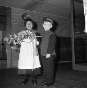 Kinderen in oude kleding en de koningin, Bestanddeelnr 913-4835