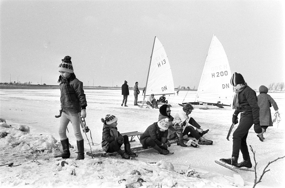 Kinderen op een slee, schaatsers en ijszeilers, Bestanddeelnr 924-3318