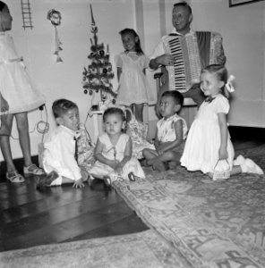 Kinderen, muziek, mannen, acordeons, Bestanddeelnr 250-8498