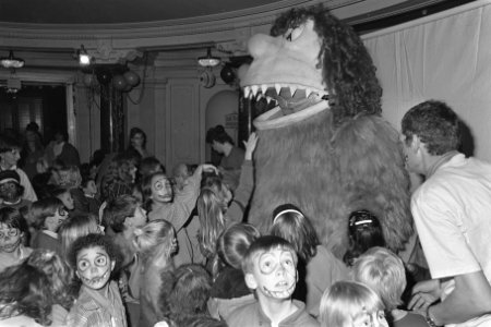 Kinderen maken kennis met Maximonster in Stadsschouwbrug Amsterdam i.v.m. opera , Bestanddeelnr 933-8401