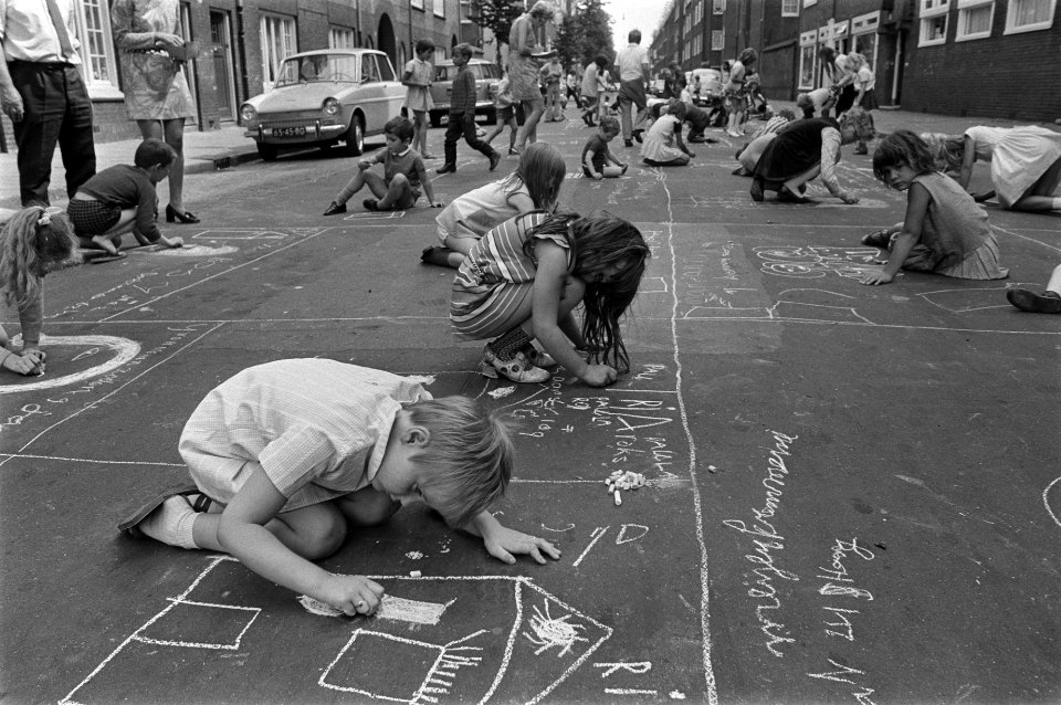 Kinderen zijn geconcenteerd bezig aan hun straattekeningen, Bestanddeelnr 923-6485