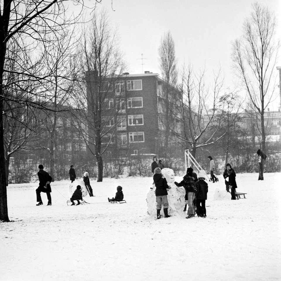 Kinderen maken een grote sneeuwbal en rijden sleetje, Bestanddeelnr 926-8628