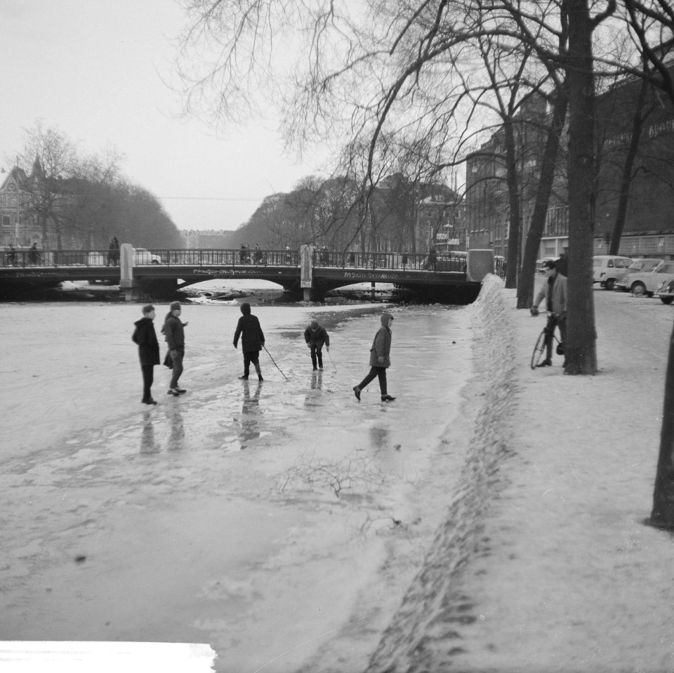 Kinderen op het ijs op de Stadhouderskade, Bestanddeelnr 914-7092