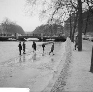 Kinderen op het ijs op de Stadhouderskade, Bestanddeelnr 914-7092