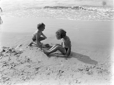 Kinderen op het strand in Scheveningen, Bestanddeelnr 189-0747