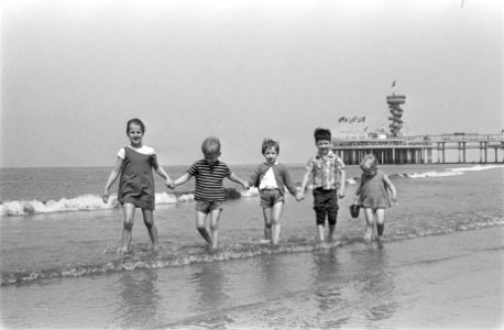 Kinderen op het strand bij Scheveningen, Bestanddeelnr 916-3560