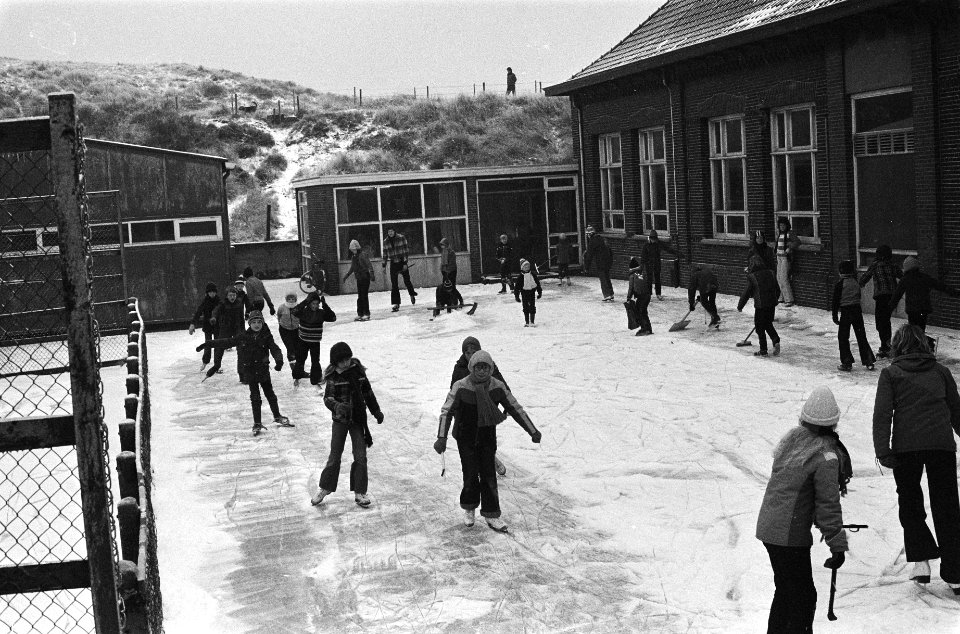 Kinderen op de schaats naar school in Wijk aan Zee, Bestanddeelnr 930-0862