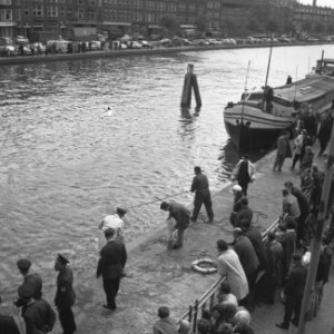 Kind te water, Rotterdamse politie aan het dreggen, Bestanddeelnr 919-1881