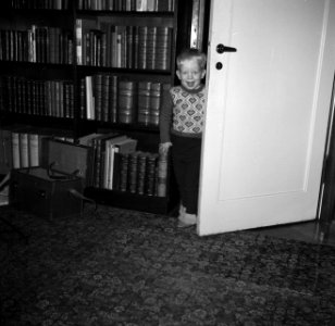 Kind van Lis Groes, vermoedelijk Eske in de deuropening, Bestanddeelnr 252-8995 photo
