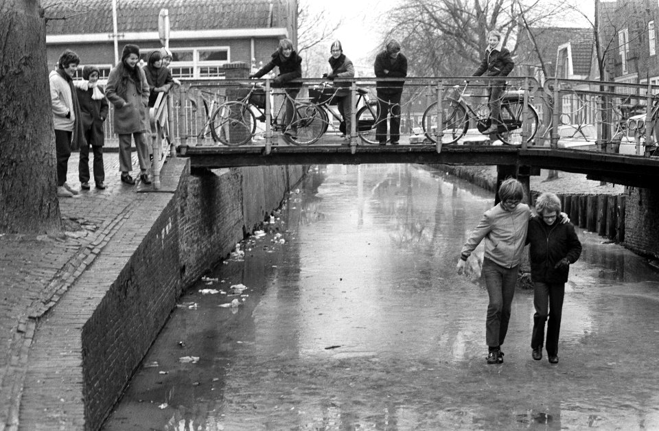 Kinderen proberen ijs op sloot, Bestanddeelnr 925-3232
