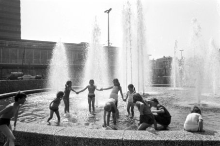 Kinderen in de fontein, Frederiksplein, Bestanddeelnr 922-2732