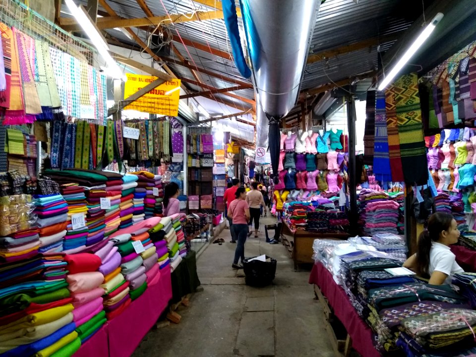 Khua Din Market - interior