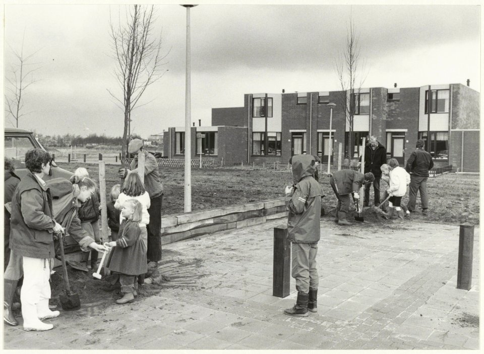 Kinderen planten bomen. NL-HlmNHA 54015802