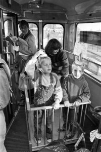 Kinderen in de box in de tram, Bestanddeelnr 932-7558
