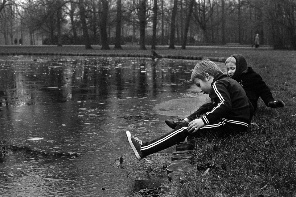 Kinderen proberen het ijs in Vondelpark, Bestanddeelnr 926-1221