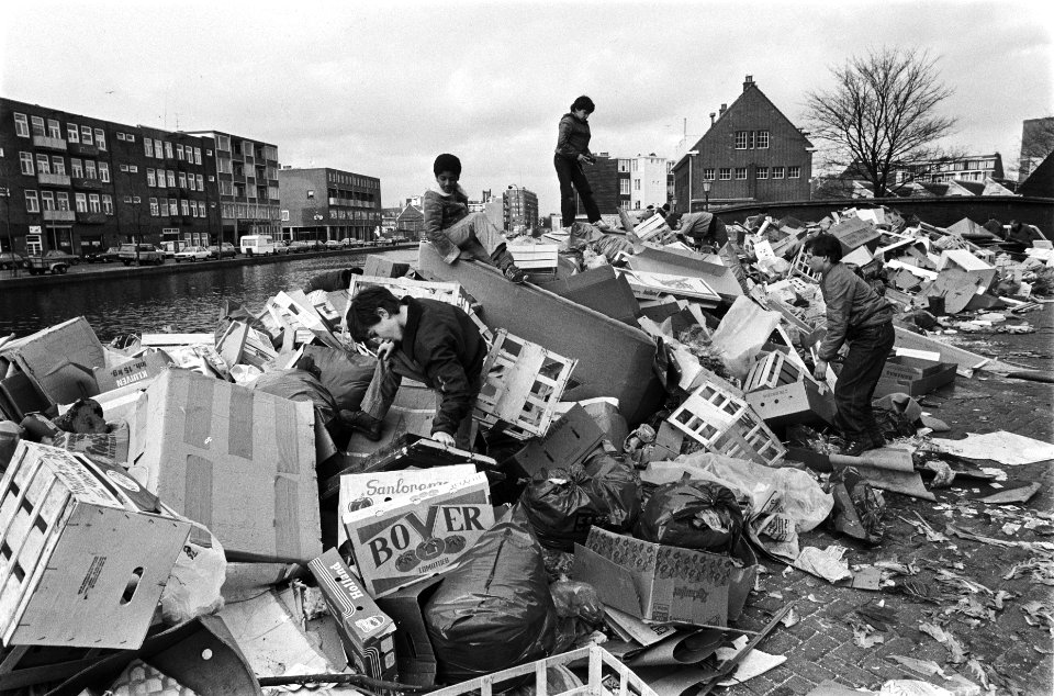 Kinderen spelen op vuilnisbelt op de Tweede Kostverlorenkade in Amsterdam Bestanddeelnr 932-0379