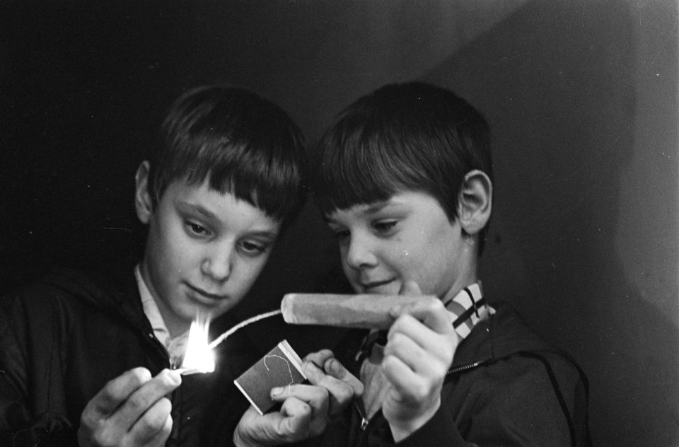 Kinderen spelen met vuurwerk in 1967
