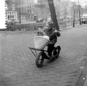 Kinderen in de Jordaan amuseren zich in Paasvakantie, Bestanddeelnr 908-5112