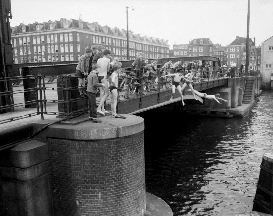 Kinderen springen van de brug in het water Zwemmen, Bestanddeelnr 908-5934