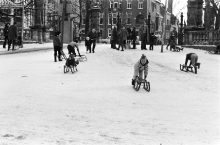 Kinderen rijden sleetje, Bestanddeelnr 924-3333