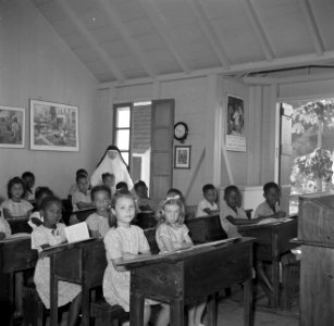Kinderen in een klas in een nonnenschool in The Bottom op Saba, Bestanddeelnr 252-8216