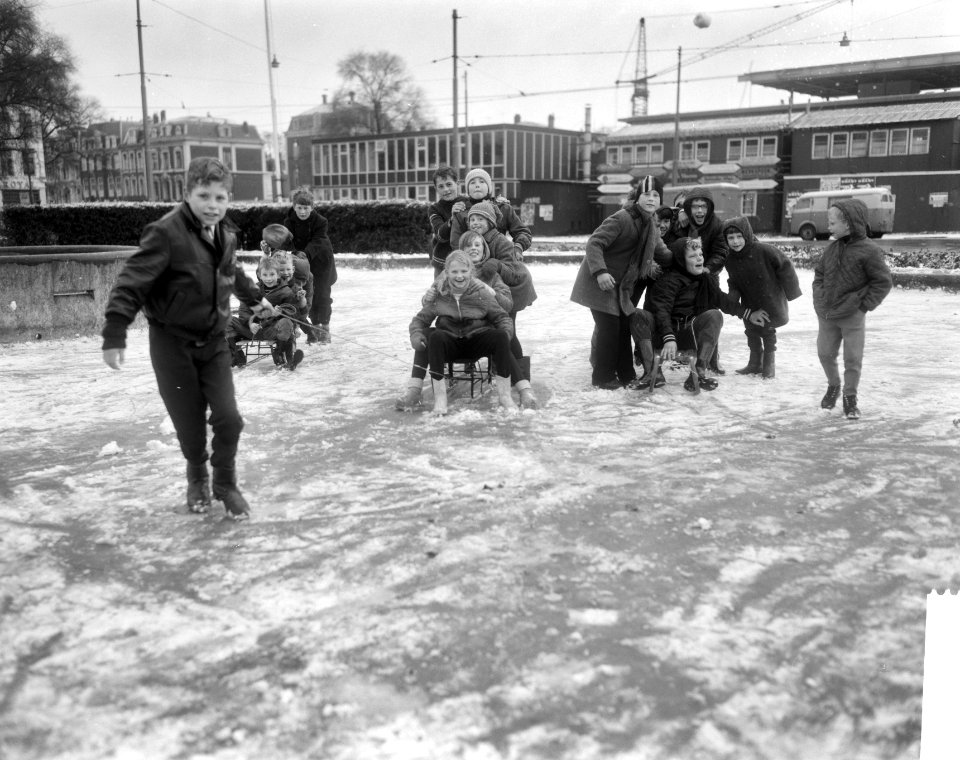 Kinderen tijdens het schaatsen en sleeën in de bevroren fontein op het Frederiks, Bestanddeelnr 918-4710