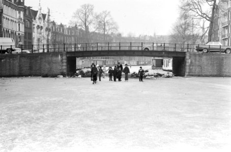 Kinderen schaatsen op grachten, Amsterdam, Bestanddeelnr 924-1495