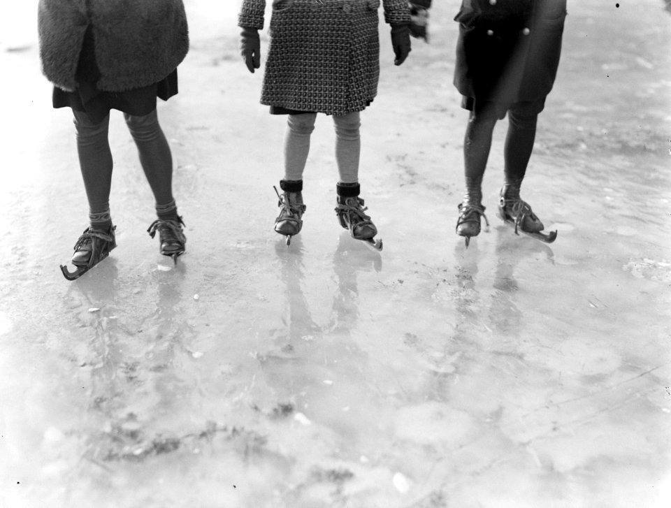 Kinderen op schaatsen op het ijs, Bestanddeelnr 189-0057