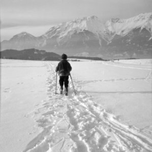Kind met ski's in de sneeuw met op de achtergrond het Karwendel-gebergte, Bestanddeelnr 254-4359