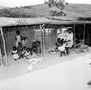 Kinderen in een Angolees vluchtelingenkamp ten noorden van Kinshasa, Bestanddeelnr 926-7742