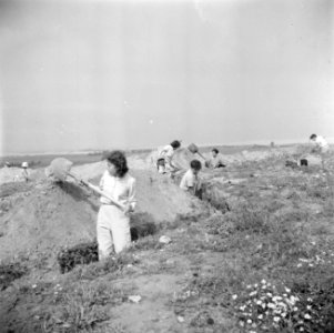 Kinderen uit de moederkibboets Yavne leggen loopgraven aan rondom een nieuw gebo, Bestanddeelnr 255-0719
