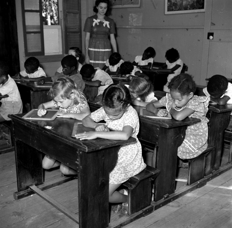 Kinderen in een klas in een school in The Bottom op Saba Op de achtergrond mevr, Bestanddeelnr 252-8217