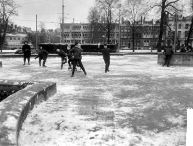 Kinderen tijdens het schaatsen en sleeën in de bevroren fontein op het Frederiks, Bestanddeelnr 918-4707