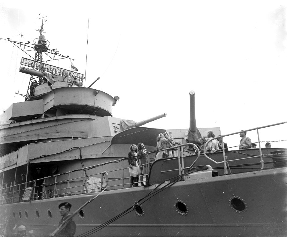 Kinderen bezoeken H. Ms. Van Kinsbergen te Rotterdam, Bestanddeelnr 902-8348