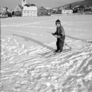 Kind met ski's in de sneeuw met op de achtergrond Sistrans en het Karwendel-gebe, Bestanddeelnr 254-4368