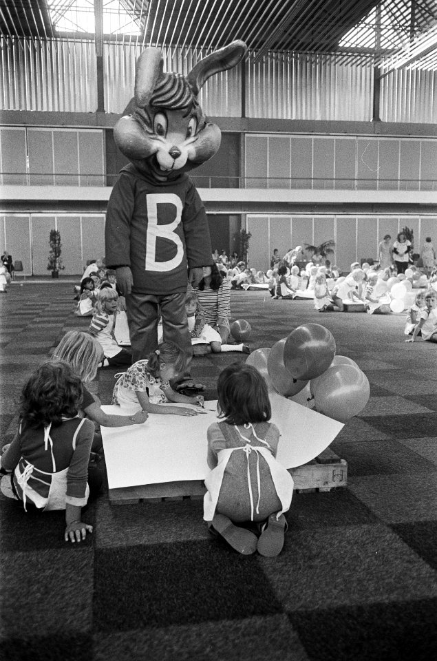 Kinderen uit de Pijp in de RAI, kinderen tekenen konijn B, Bestanddeelnr 926-6287