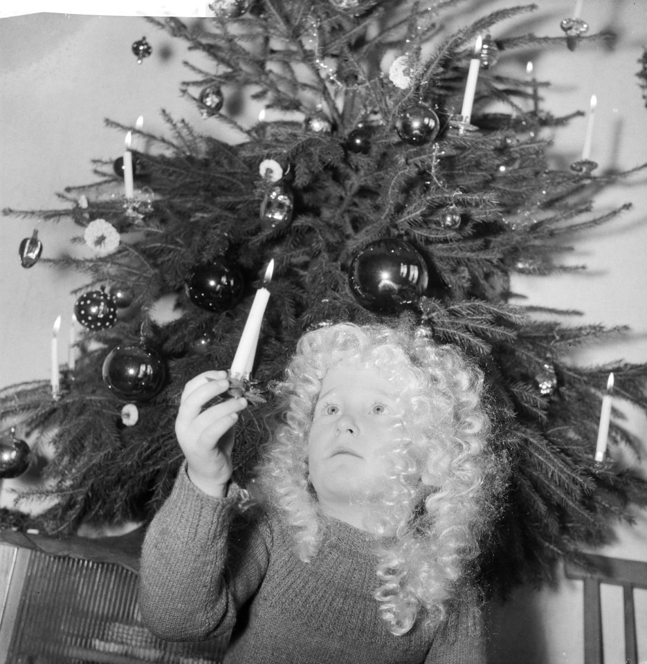 Kinderen bij de kerstboom Jongetje met engelenhaar op het hoofd, Bestanddeelnr 913-3035