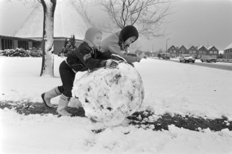Kinderen met sneeuwbal, een dag voor begin lente (Volendam), Bestanddeelnr 933-9284