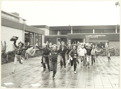 Kinderen bij de Albert Plesmanschool aan de Erasmuslaan 1. NL-HlmNHA 54012264