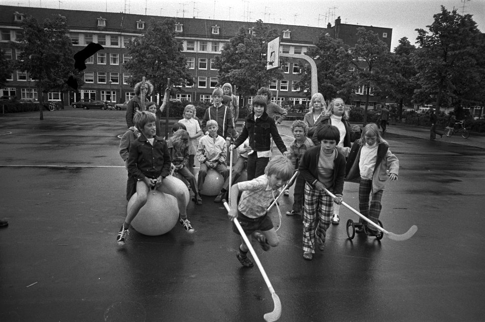 Kinderen met skippyballen en hockeysticks, Bestanddeelnr 925-6470