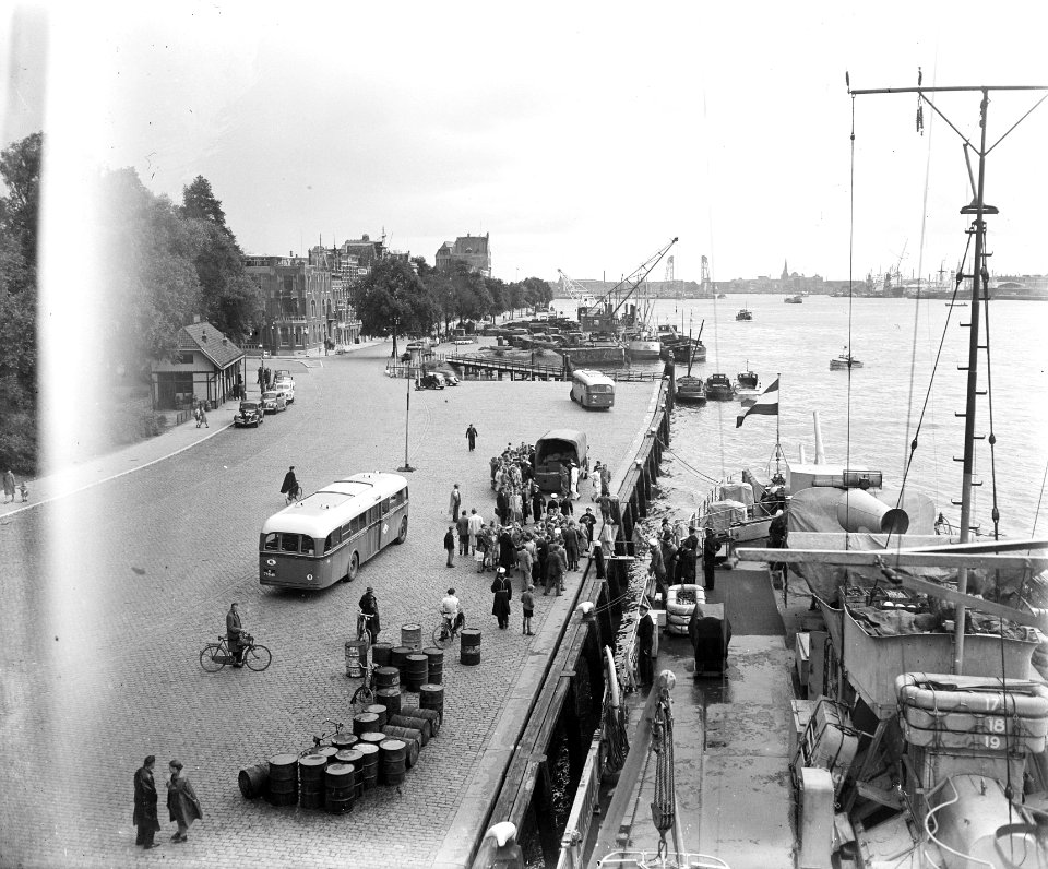 Kinderen bezoeken H. Ms. Van Kinsbergen te Rotterdam, Bestanddeelnr 902-8354