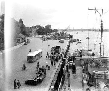 Kinderen bezoeken H. Ms. Van Kinsbergen te Rotterdam, Bestanddeelnr 902-8354