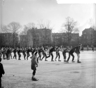 Kinderen vermaken zich op het ijs in het Vondelpark, Bestanddeelnr 912-0244