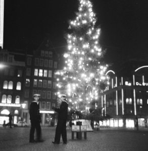 Kinderen bij een met lampen versierde kerstboom op de Dam in Amsterdam, Bestanddeelnr 918-5716