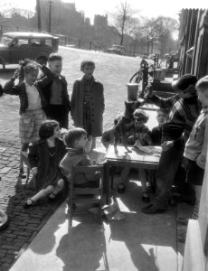 Kinderen spelen in de zon in de Paasvakantie, Bestanddeelnr 910-2450