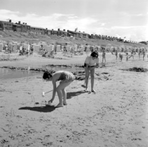 Kinderen spelen croquet aan het strand, Bestanddeelnr 254-4414